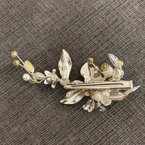 Elegant Silver Floral Hair Clip with Pearl Details - Picture 2 of 2